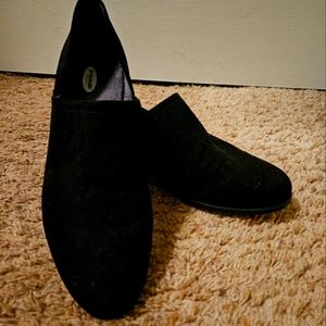 Womans black Dr. Scholls flats